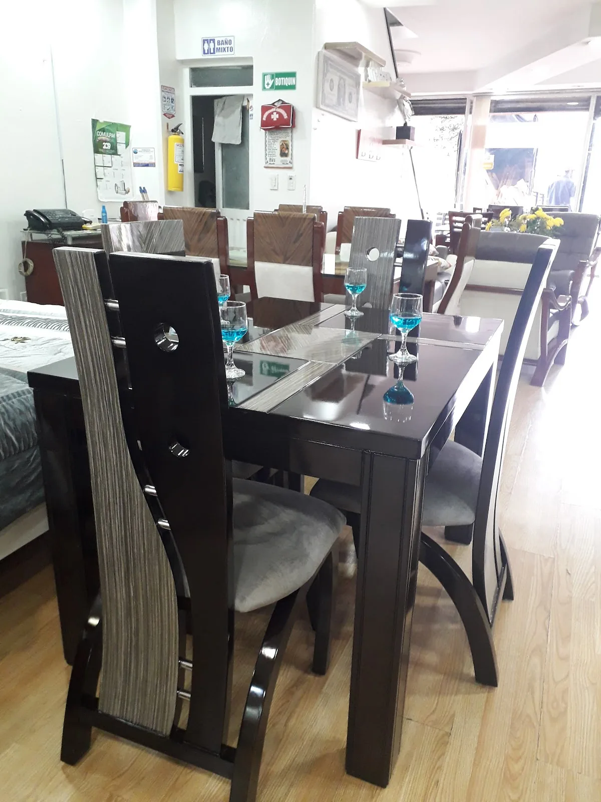 Comedor en laca negra con sillas tapizadas fabricado por Elegant House