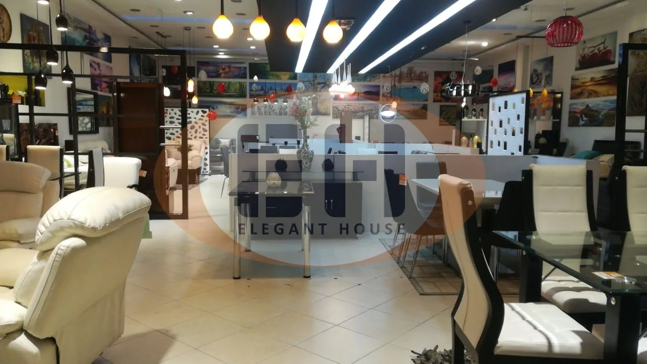 Salas y sofás en cuero exhibidos en el showroom de Muebles Elegant House